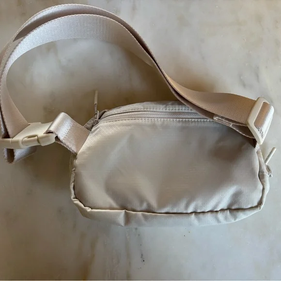 Lululemon White Opal Everywhere Belt Bag 1L - Picture 3 of 5